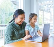 mom with daughter with laptop